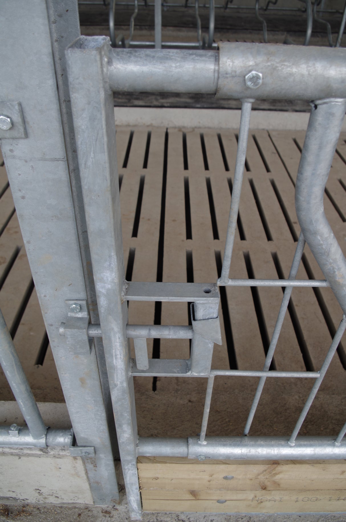Feed barrier gate
